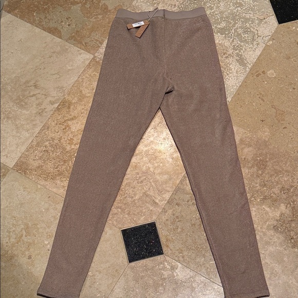 SKIMS Desert Beige Leggings - Picture 5 of 10